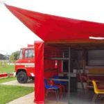 kindvriendelijke kleine camping met brandweerauto