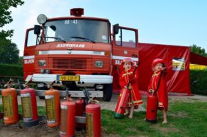 Overnachting met kind - Brandweermannen met brandblussers