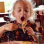 Overnachting met kind - Pannenkoeken eten in het restaurant